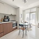 Beautiful Canal View 1-Bedroom Apartment In The Heart Of Business Bay
